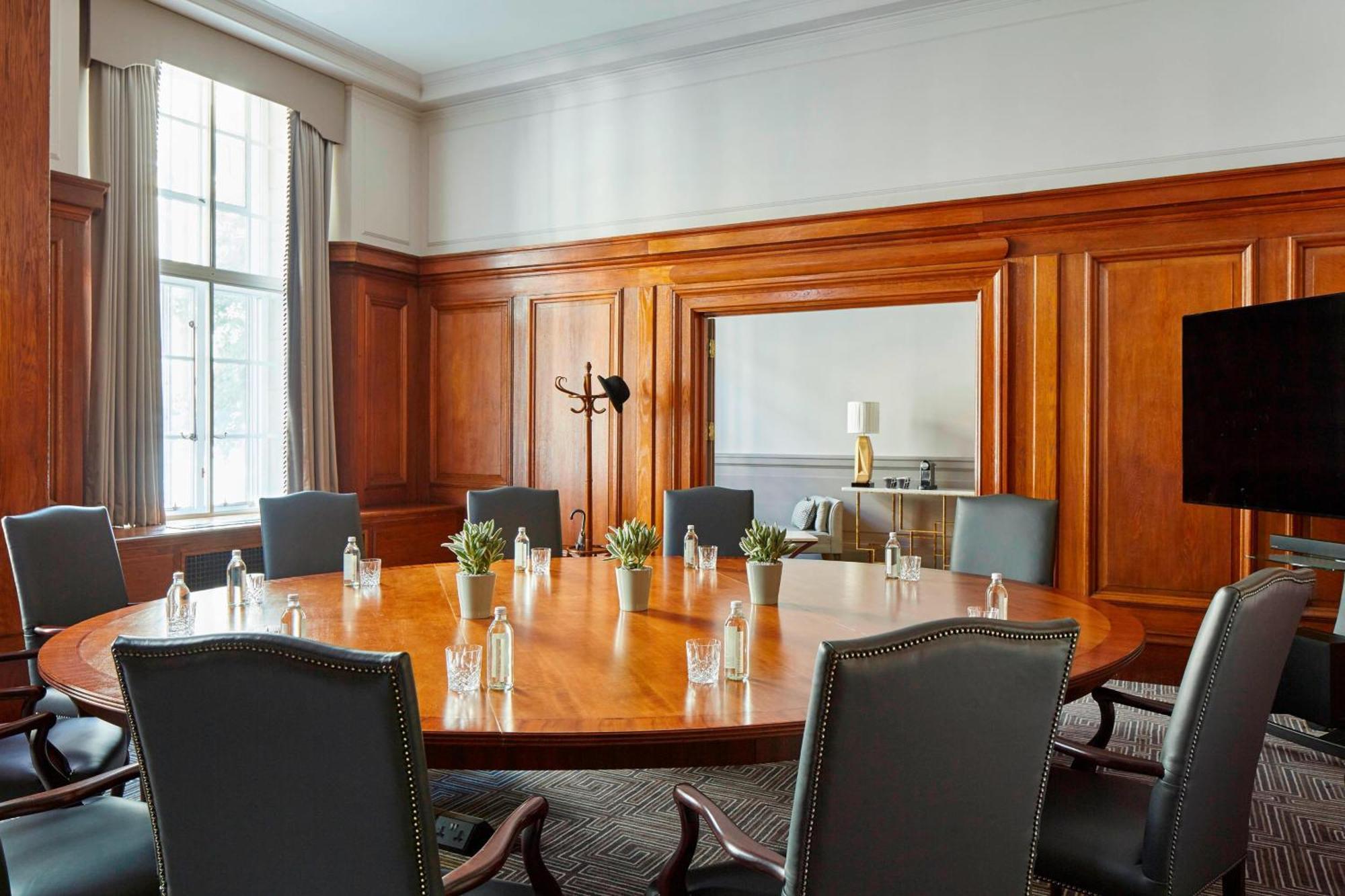 London Marriott Hotel County Hall Экстерьер фото