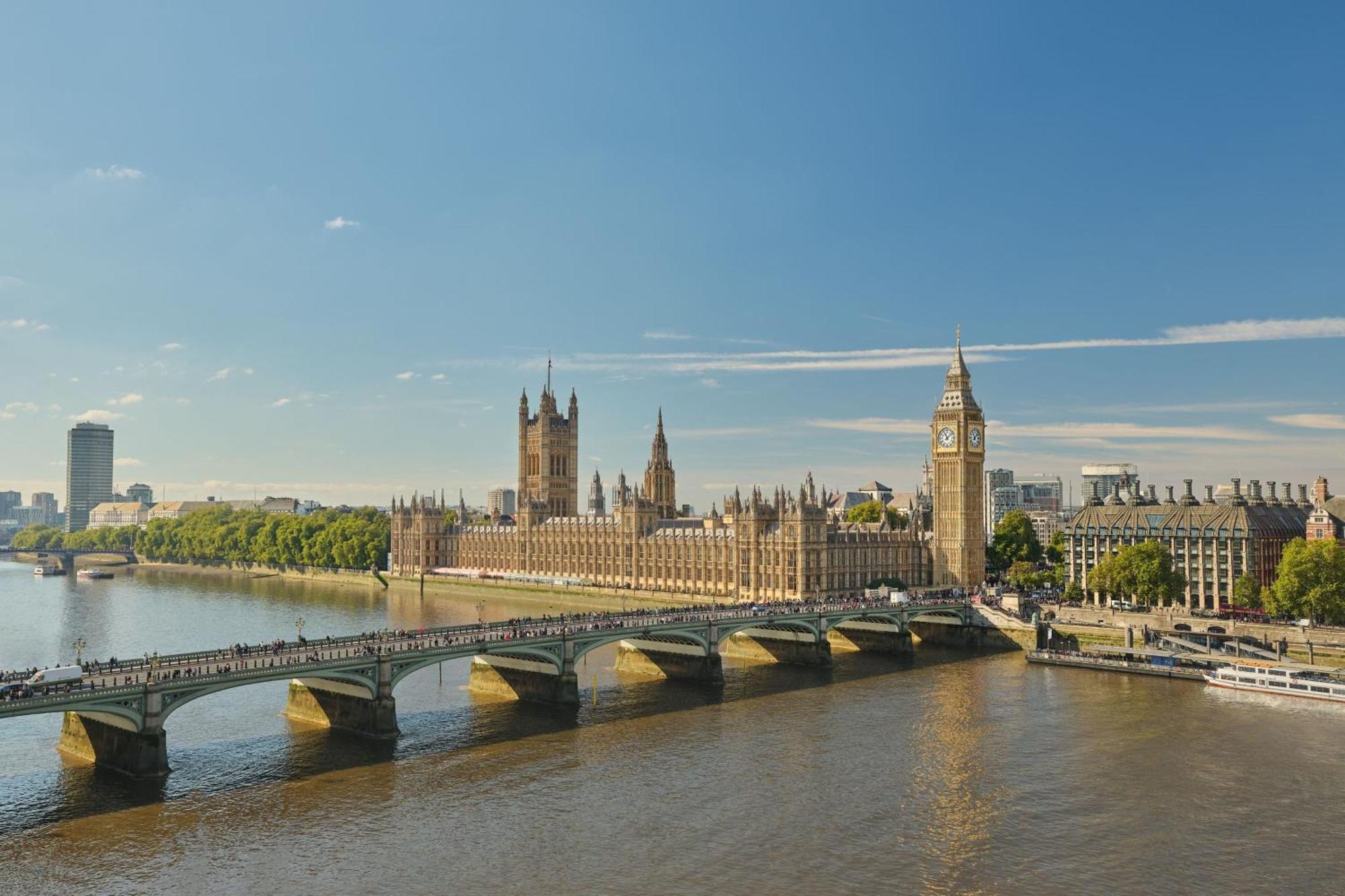 London Marriott Hotel County Hall Экстерьер фото